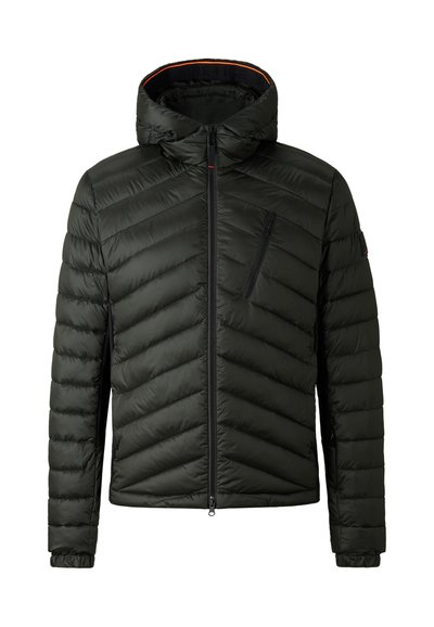 Grüne gepolsterte Jacke mit einem Zickzack-Steppmuster, mit Reißverschluss vorne, Kapuze und einer Brusttasche. Sie verfügt über schwarze Reißverschlüsse und ein kontrastierendes Innenfutter.