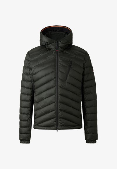 Grüne gepolsterte Jacke mit einem Zickzack-Steppmuster, mit Reißverschluss vorne, Kapuze und einer Brusttasche. Sie verfügt über schwarze Reißverschlüsse und ein kontrastierendes Innenfutter.