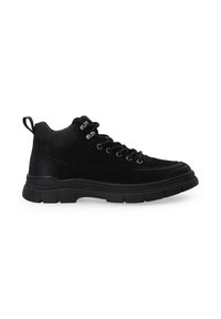 Schwarze Stiefel aus Wildleder und synthetischem Material, mit strukturiertem Finish, gepolstertem Schaft und dicker Gummisohle mit Schnürung.