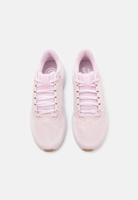 Par de zapatillas de running de malla transpirable en color rosa claro con cordones, vistas desde arriba sobre un fondo blanco liso.