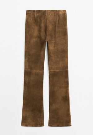 Brune, klokkeformede bukser lavet af blødt, struktureret materiale. Designet har en glat overflade med subtile farvevariationer og en skræddersyet talje.