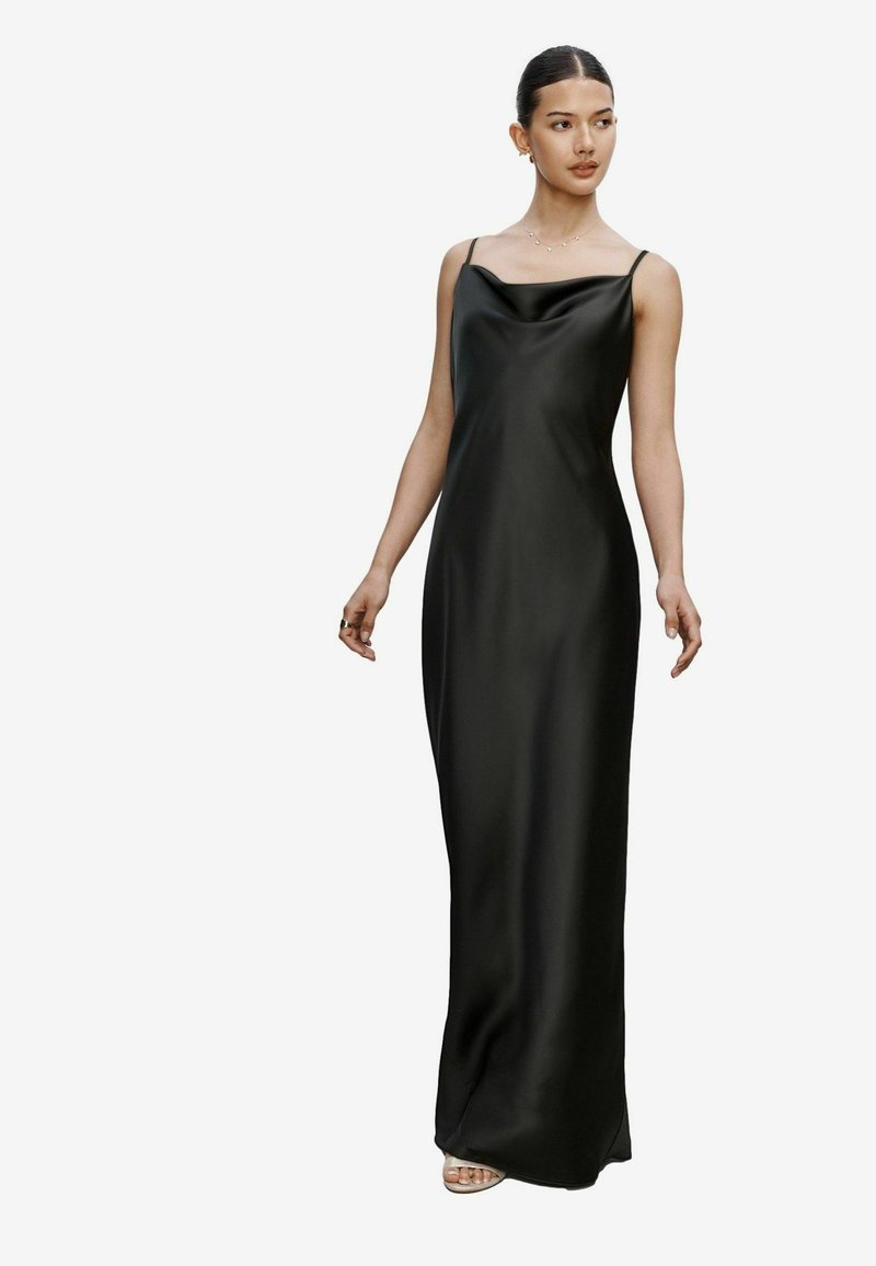 Schwarzes Satin-Nachtkleid mit cowl-Ausschnitt und dünnen Trägern, das eine bodenlange Silhouette und eine glatte Textur aufweist.