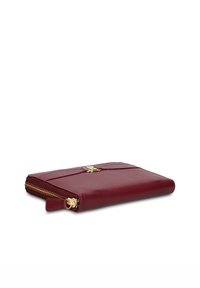 Portafoglio in pelle bordeaux con chiusura a zip e dettagli in metallo dorato, caratterizzato da una forma rettangolare e una texture liscia.
