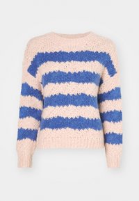 Pull en maille douce avec larges rayures horizontales rose pastel et bleu, doté d'un col rond et de manches longues.