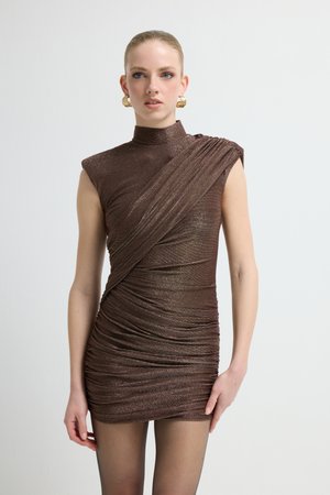 Metalbrun mini-kjole med høj hals, et skulderdesign og rynket tekstur. Har korte ærmer og en figursyet silhuet.