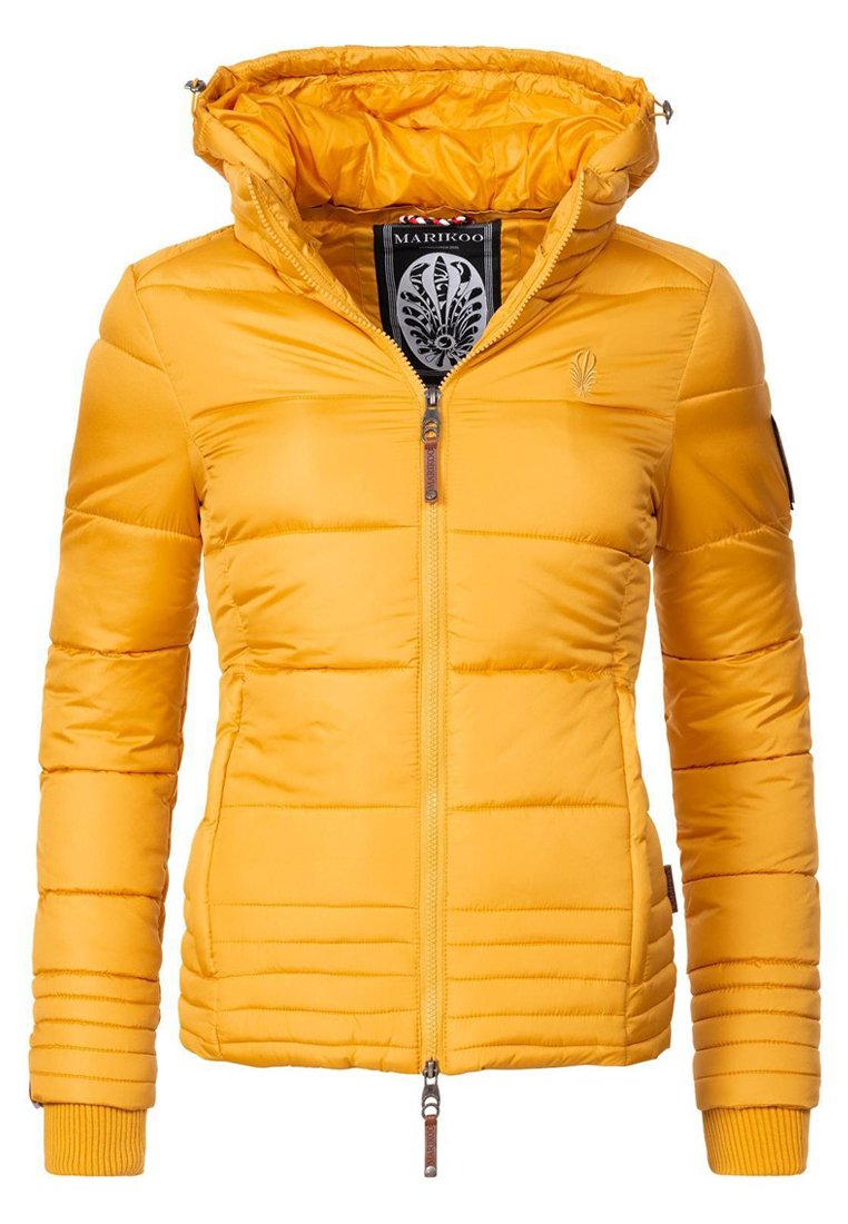 Veste rembourrée jaune avec fermeture éclair, capuche, poignets côtelés et un subtil accent de logo sur la poitrine. Texture lisse, design léger.