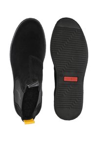 Stivali alla caviglia in suede nero con pannelli laterali elastici, dotati di una linguetta per una facile calzata e suola in gomma texturizzata. Dettagli di accento includono una linguetta gialla e un logo rosso.