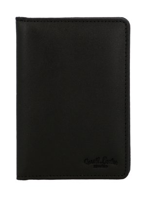 Zwarte leren paspoorthouder met stiksels langs de randen en een geperst "Gusti Leder studio" logo rechtsonder.