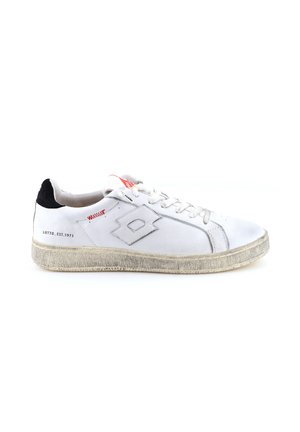 Sneaker bianco con una suola intermedia testurizzata, accentuazione nera sul tallone, dettaglio del logo rosso e cuciture grigie. Presenta una chiusura con lacci e una punta arrotondata.