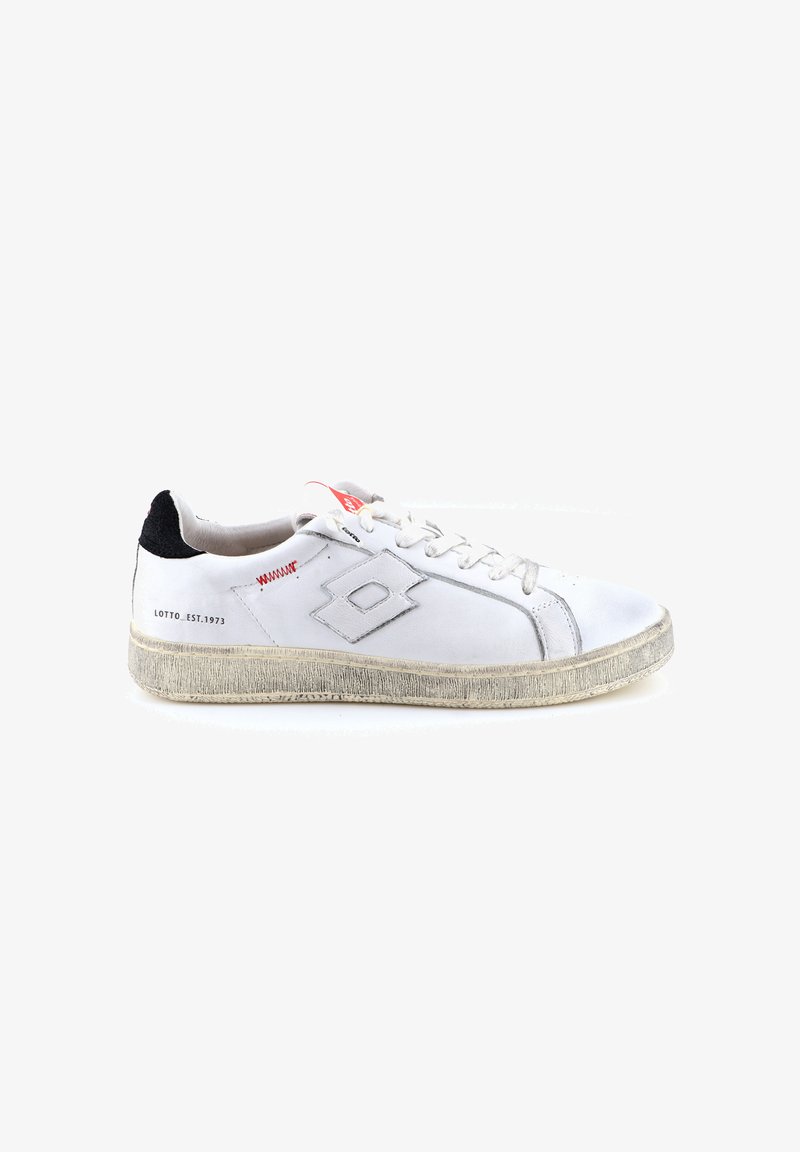 Sneaker bianco con una suola intermedia testurizzata, accentuazione nera sul tallone, dettaglio del logo rosso e cuciture grigie. Presenta una chiusura con lacci e una punta arrotondata.