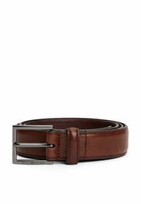 Ceinture en cuir marron avec une finition lisse, dotée d'une boucle en métal argenté et d'un détail de couture sur le bord. Longueur ajustable.