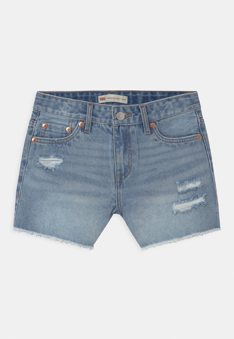 Shorts en denim bleu clair avec zones déchirées, ourlet effiloché, conception à cinq poches et quincaillerie métallique de couleur cuivre.
