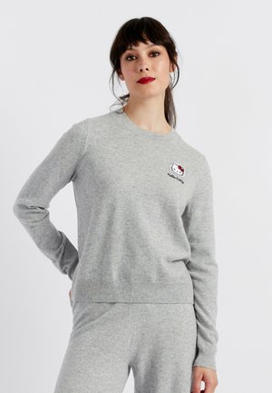 Grijze gebreide trui met lange mouwen en een ronde hals. Heeft een geborduurd Hello Kitty ontwerp op de linkerborst. Zachte textuur.
