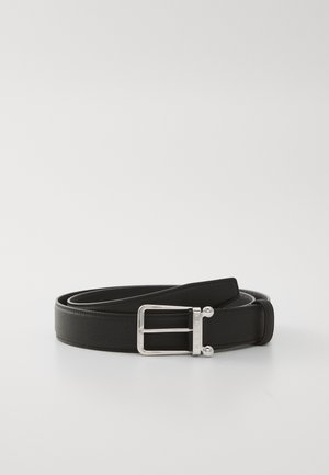 Zwarte leren riem met een zilveren rechthoekige gesp, met een gladde textuur en strakke lijnen, geschikt voor formele of casual kleding.