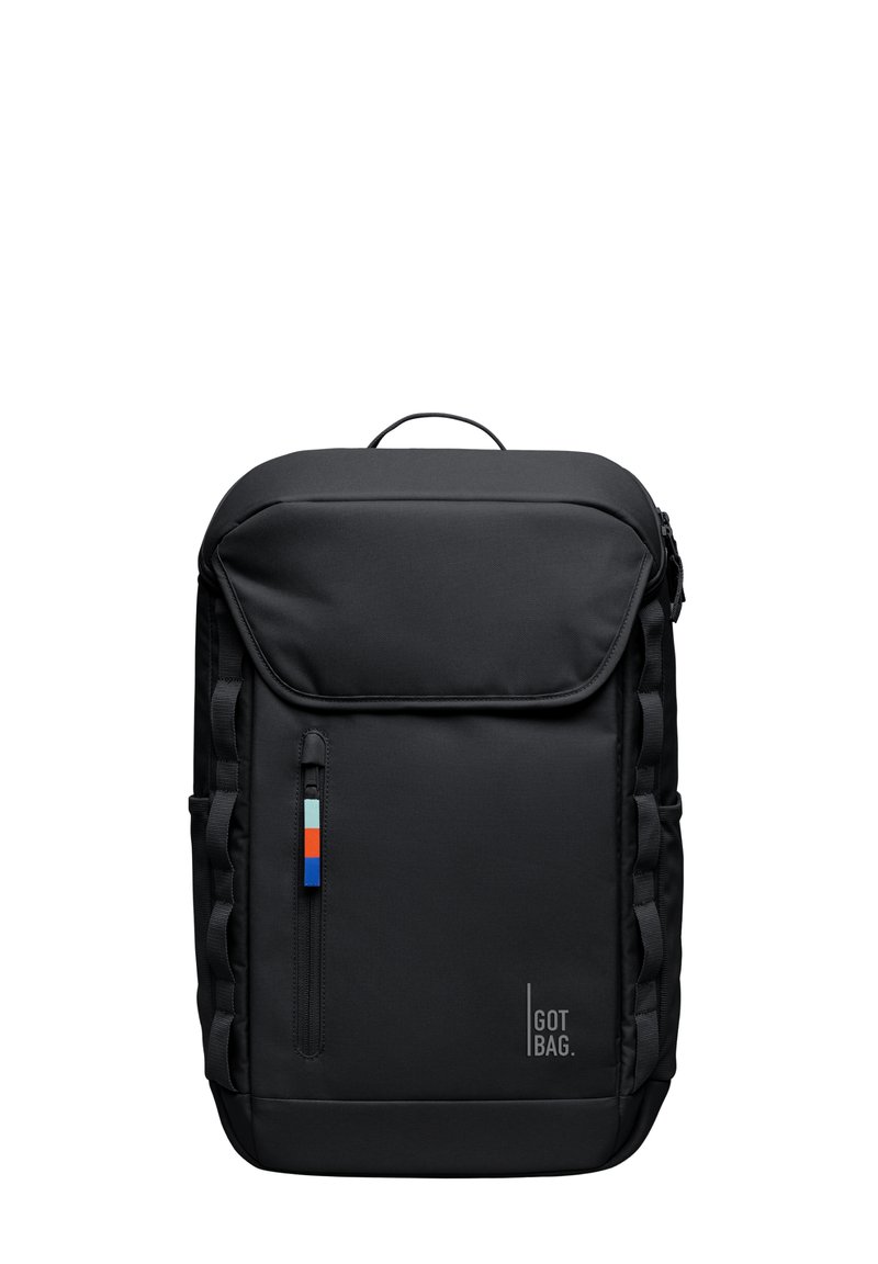 Musta reppu, jossa on säädettävät hihnat, teksturoitu kangas, etuosan vetoketjullinen tasku ja pieni värillinen lappu, jossa on sinisiä, punaisia ja vaaleansinisiä raitoja.