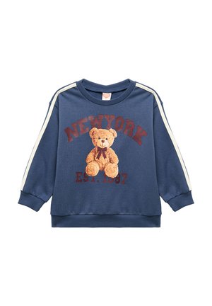 Granatowy sweter z długimi rękawami, z kremowymi paskami po bokach, grafiką misia i napisem "NEW YORK EST. 1987" w bordowym kolorze.