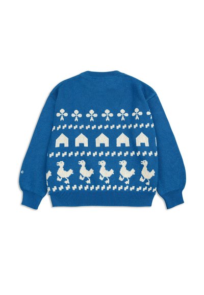 Pletený sveter v jasnej modrej farbe s bielym vzorom, ktorý zobrazuje kvety, domčeky a kačky; voľný strih s rebrovanými manžetami a výstrihom.
