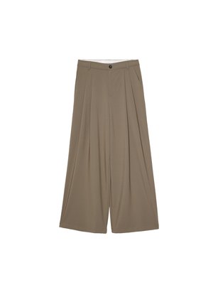 Pantalones de pierna ancha en un tejido marrón claro con pliegues, cierre frontal con botón y bolsillos laterales. Textura suave y diseño minimalista.