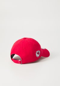 Cappellino da baseball rosso con cinturino regolabile. Presenta un logo ricamato sul lato, una texture in tessuto e un visiera curvata. Design semplice, senza modelli aggiuntivi.