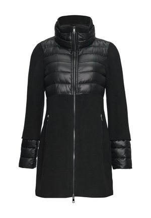 Schwarzer Mantel mit hohem Kragen, der eine gestepfte Vorderseite und Ärmel aufweist. Hergestellt aus einer Mischung aus strukturiertem Stoff und glattem, glänzendem Material.