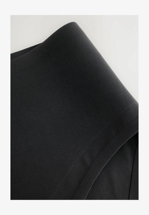 Schwarzer Stoff mit einer glatten Textur, schräg gefaltet. Das Material wirkt weich und dehnbar, ohne sichtbare Muster oder Verzierungen.