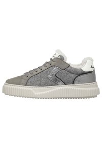 Graue Sneaker mit einem strukturierten Textil-Obermaterial, Wildleder-Akzenten und einem weißen, flauschigen Kragen. Sie verfügen über eine dicke, gerillte Gummisohle und metallische Details.
