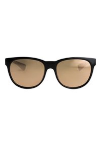 Gafas de sol negras con un diseño elegante y angular. Las lentes son de color marrón, lo que proporciona un contraste con el marco negro mate.