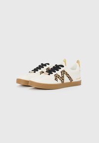 Adidași albi cu șireturi negre, accente cu imprimeu leopard, talpă din cauciuc și un tab de călcâi bej. Prezintă materiale texturate și un design cu profil redus.