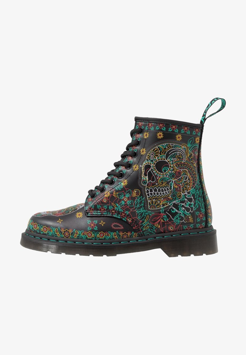 Botín de cuero negro hasta el tobillo con diseños florales y de calaveras coloridos, con cordones negros, suela texturizada y una lengüeta en la parte posterior.