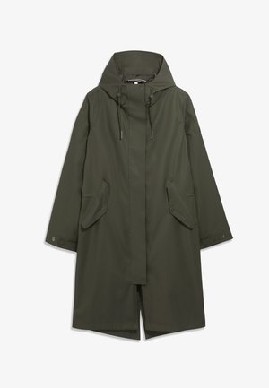 Lange olijfgroene regenjas met capuchon, knopenrij aan de voorkant, trekkoord bij de hals, twee schuine klepzakken en knoopmanchetten.