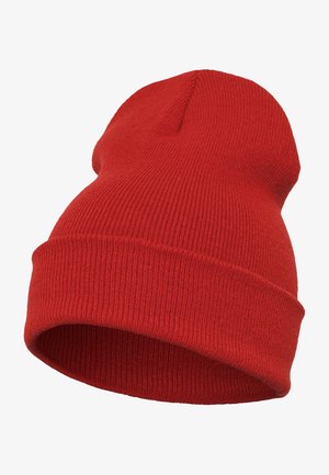 Rode gebreide muts heeft een geribde structuur, een opgerolde rand en een taps toelopende top, gemaakt van zacht en flexibel materiaal.