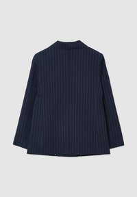Blazer blu navy con colletto a revers, maniche lunghe e righe bianche verticali. Presenta una linea dritta e un design aperto sul davanti.