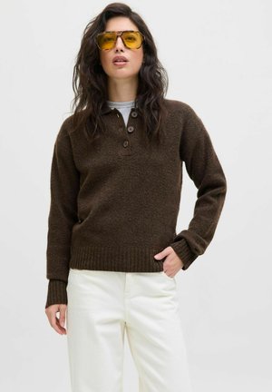 Maglione marrone lavorato a maglia con una vestibilità rilassata, orlo e polsini a coste e una patta con tre bottoni, abbinato a pantaloni avorio.