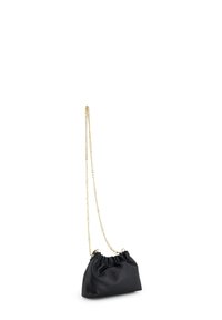 Czarna skórzana torba na pouch z zgromadzonym górnym brzegiem i złotym łańcuszkiem. Miękka tekstura, zaokrąglony kształt, minimalisticzny design, brak widocznych detali sprzętowych.
