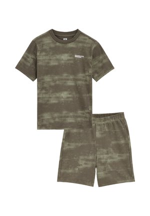 Sada krátkeho trička s krátkym rukávom a šortiek v olivovo zelenej farbe s pixelovým vzorom. Vyrobené z mäkkej látky, s okrúhlym výstrihom a pružným pásom.