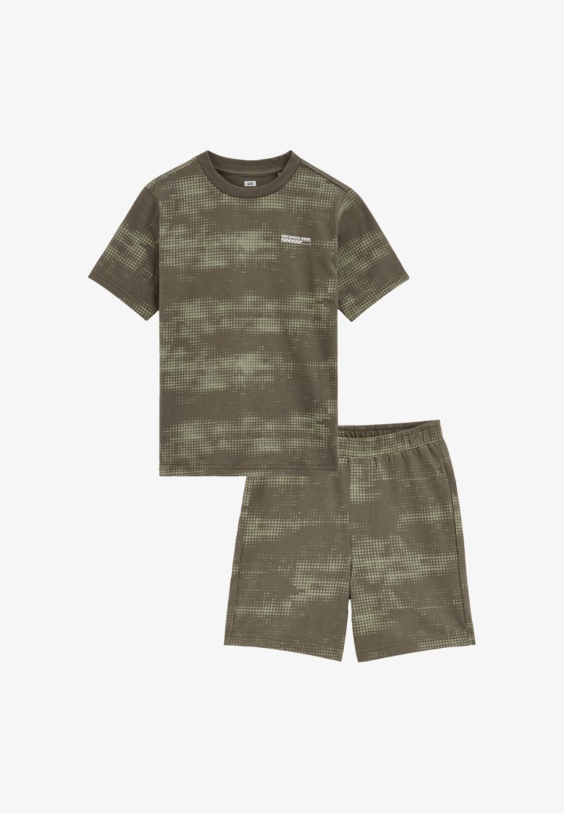 Olijfgroene T-shirt met korte mouwen en korte broek set met een gepixeld patroon. Gemaakt van zacht materiaal, met een ronde hals en elastische tailleband.
