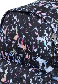 Zaino nero con motivo maculato in blu, rosa e bianco. Caratterizzato da due cerniere e tessuto strutturato. Forma compatta e definita.