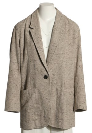 Blazer beige tacheté à bouton unique avec revers crantés et deux poches plaquées devant sur un buste de mannequin blanc.