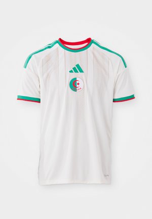 Camisa de futebol branca da Argélia com detalhes em verde e vermelho, logo da Adidas e emblema da seleção nacional da Argélia centrado no peito.