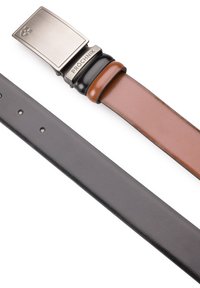 Skórzany pasek z czarną i brązową stroną, gładka tekstura, szczotkowana metalowa klamra z wygrawerowanym logo oraz wieloma otworami do regulacji.