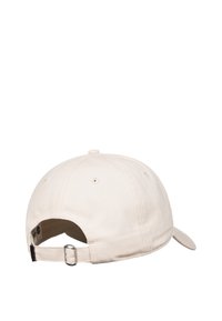 Beige katoenen pet met een gebogen klep, een verstelbare riem met metalen gesp en zes ventilatiegaten op het achterpaneel.