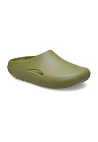 Groene plastic instapklompen met een gladde oppervlakte, ronde neus en een getextureerde zool met horizontale groeven voor grip.