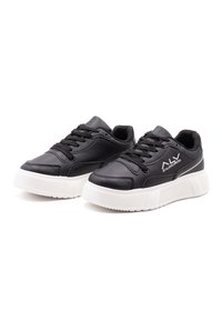 Schwarze Ledersneaker mit weißen Gummisohlen, runder Zehenpartie, Schnürverschluss vorne, strukturierten Seiten und Logodetail an der äußeren Seite.