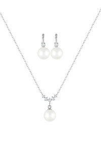 Pärlhalsband och örhängen i set med vita pärlor, silverdetaljer och kristallackenter. Halsbandet har en delikat kedja och en hänge.