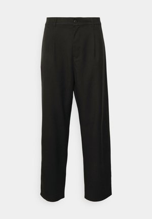 Schwarze maßgeschneiderte Hose aus glattem Stoff, mit geradem Bein, vorderen Falten und einem einzelnen Knopfverschluss.