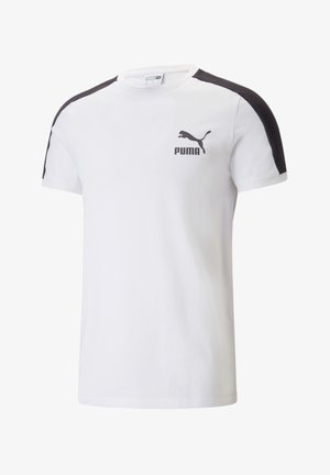 Biała koszulka z krótkim rękawem z czarnymi akcentami na ramionach. Posiada małe czarne logo Puma na klatce piersiowej. Wykonana z miękkiego materiału.