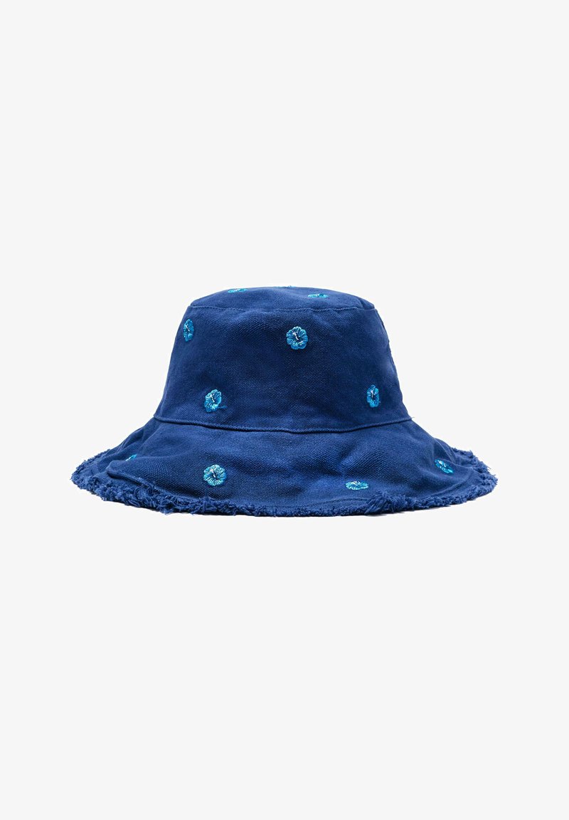 Chapeau bob bleu marine avec bords effilochés et petits motifs de fleurs brodées bleu clair répartis uniformément tout autour.