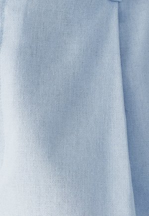 Svetlo modra teksturirana tkanina z fino tkanjem, ki se odlikuje z mehkimi draperijami in subtilnim sijajem. Idealna za oblačila ali domače tekstilije.