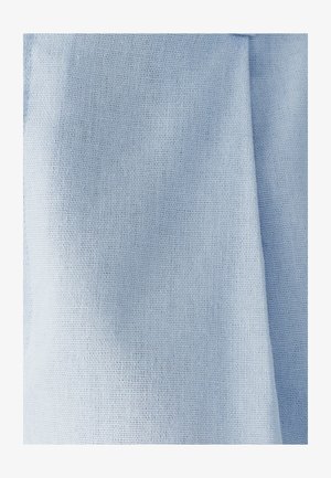 Svetlo modra teksturirana tkanina z fino tkanjem, ki se odlikuje z mehkimi draperijami in subtilnim sijajem. Idealna za oblačila ali domače tekstilije.