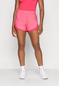 Rožinės sportinės šortai su elastinga juosta, su baltu Nike logotipu. Minkšta, lengva medžiaga su patogiu siluetu.